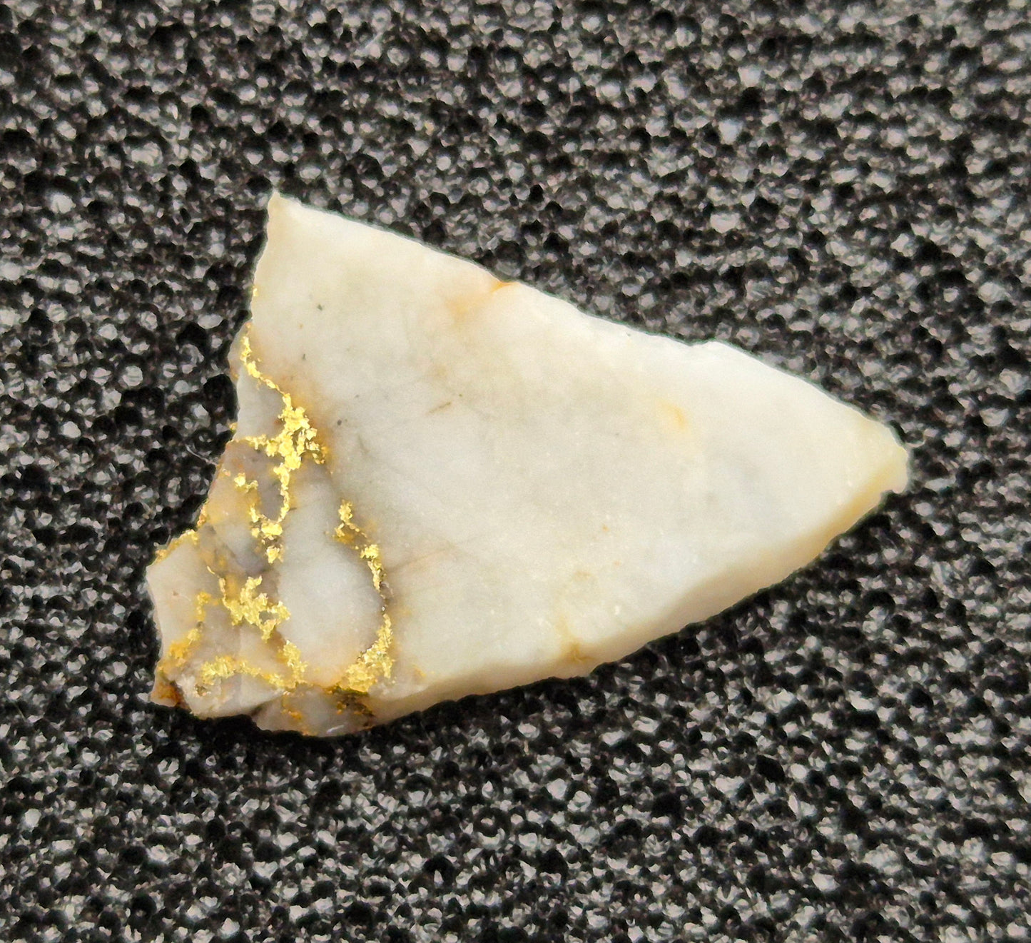 Natural Jewellery Grade Gold and Quartz 0.90g image 3