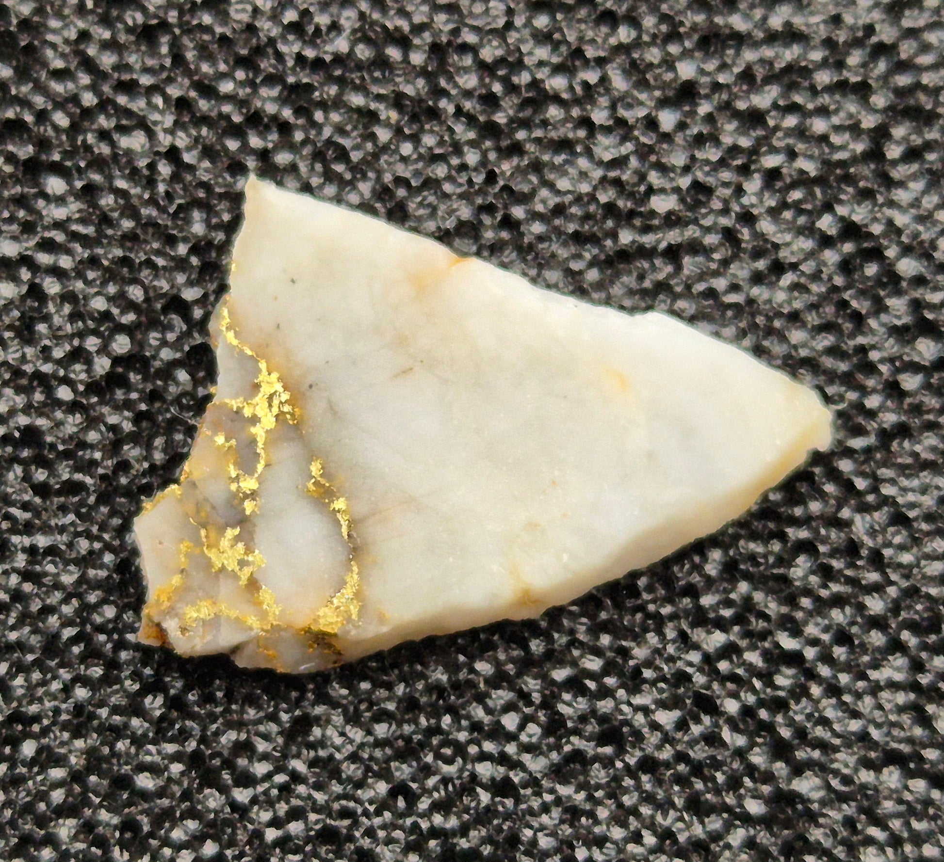 Natural Jewellery Grade Gold and Quartz 0.90g image 3