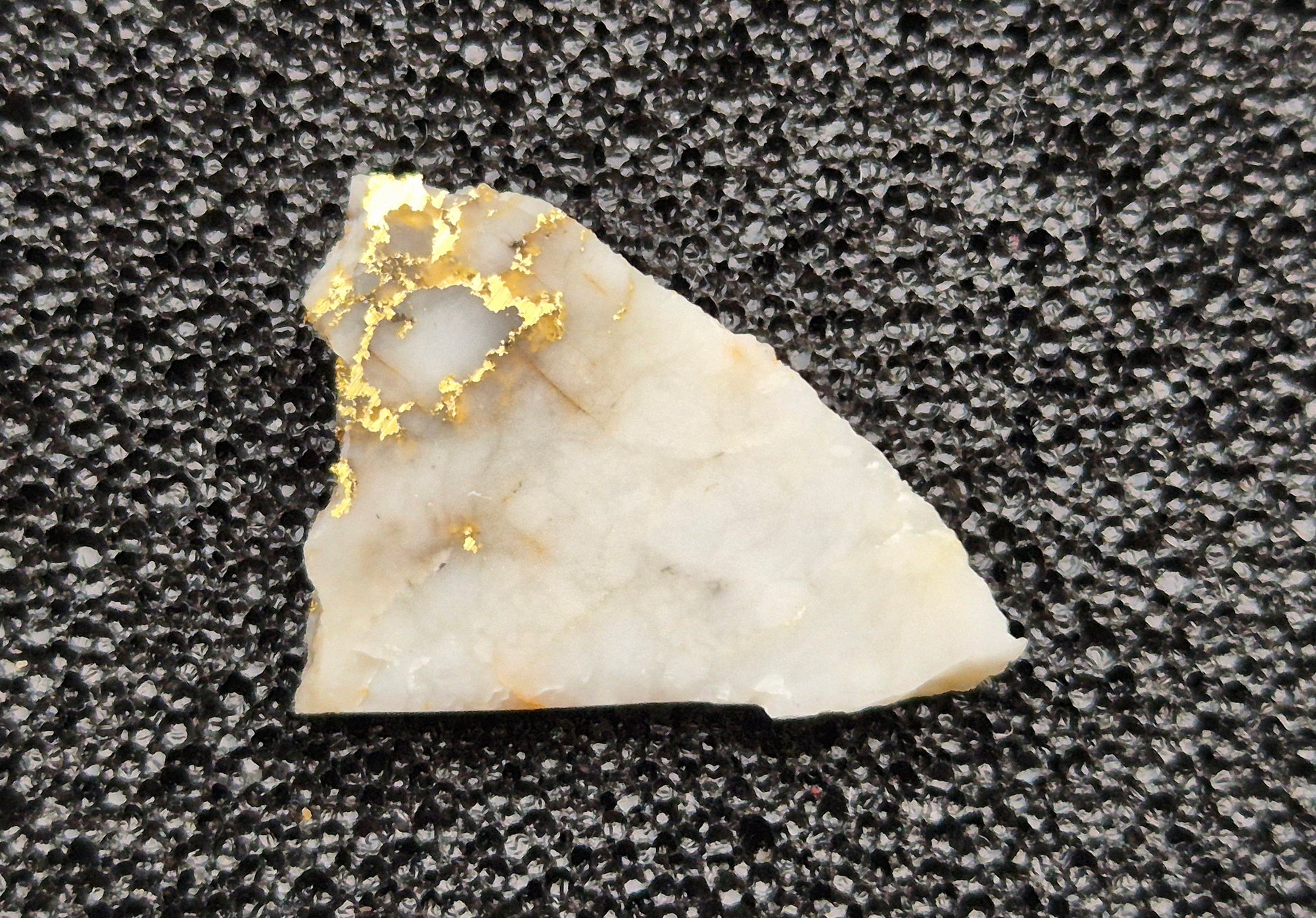 Natural Jewellery Grade Gold and Quartz 0.90g image 2
